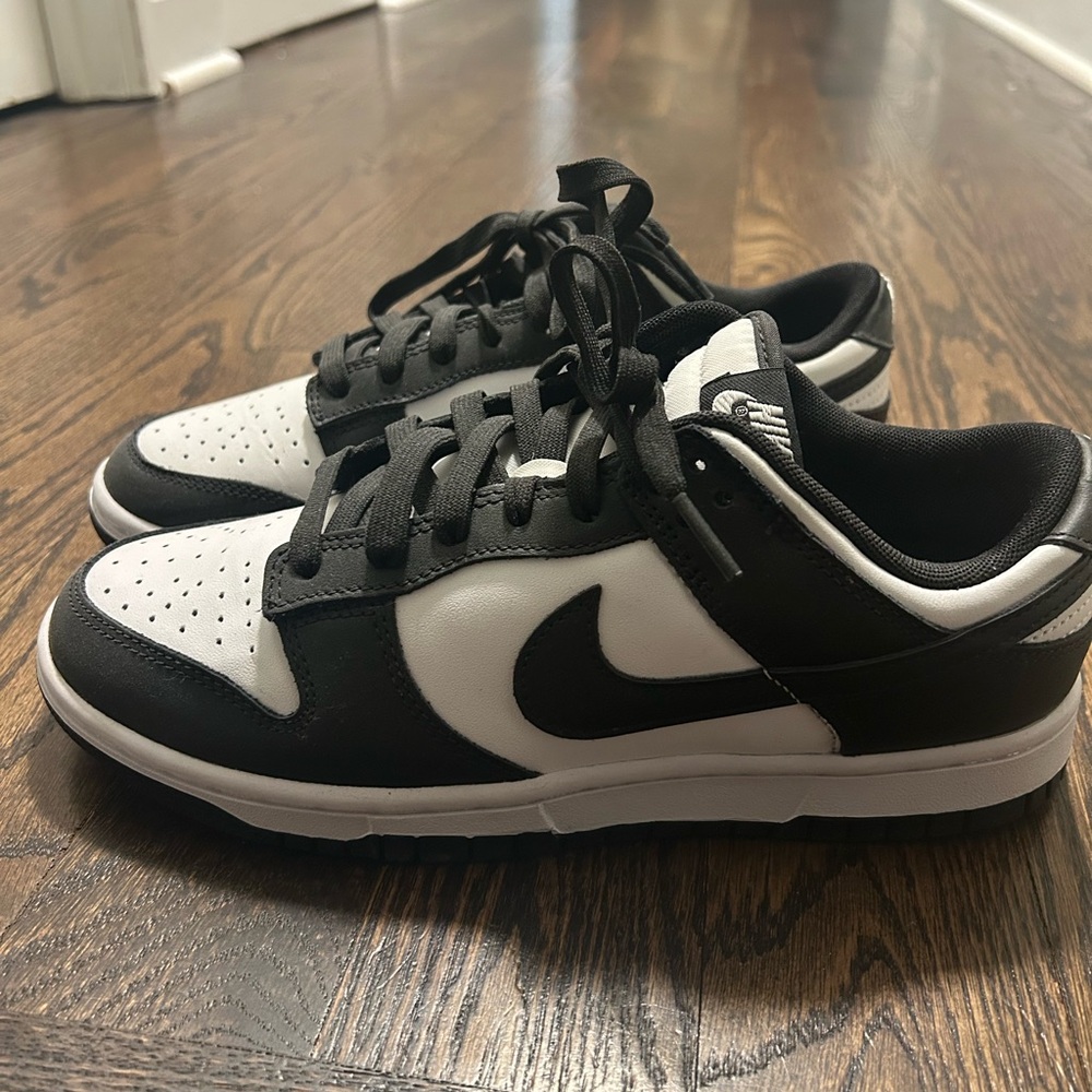 Nike Women's Black and White Low-Top Athletic Sneakers